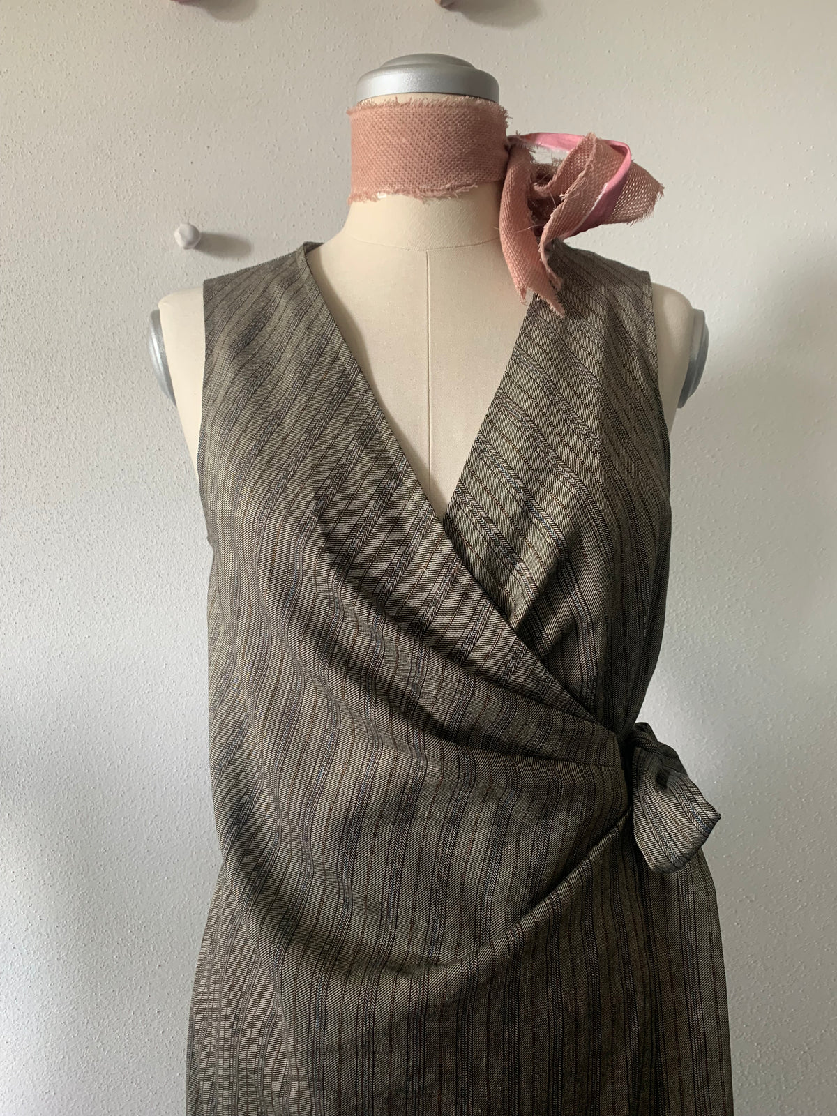 Ipazia – abito a portafoglio sartoriale con drappeggio in lino gessato