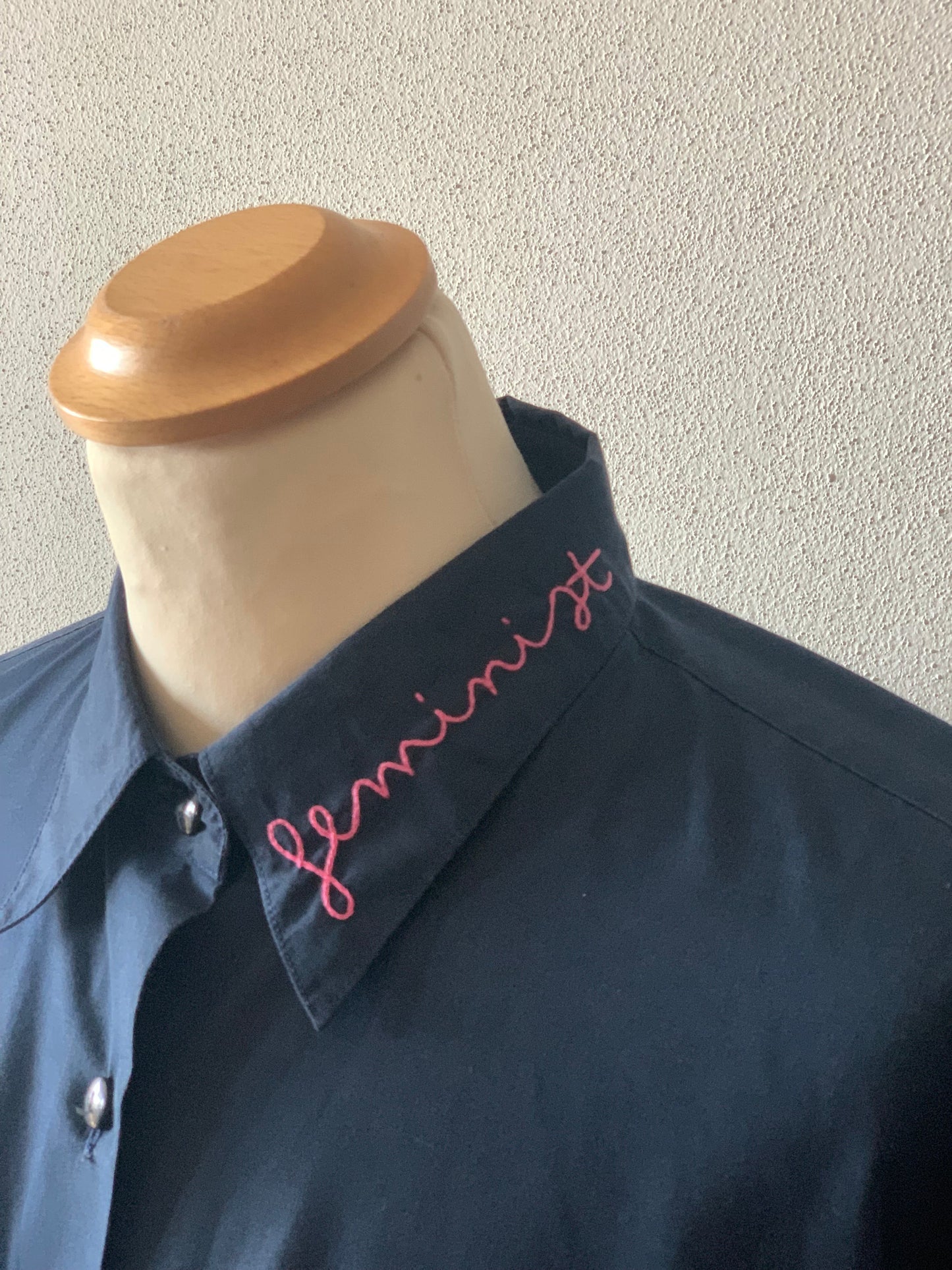 Camicia reworked donna “La Camicia Femminista” con vestibilità morbida e dettagli artigianali Vestocircolare