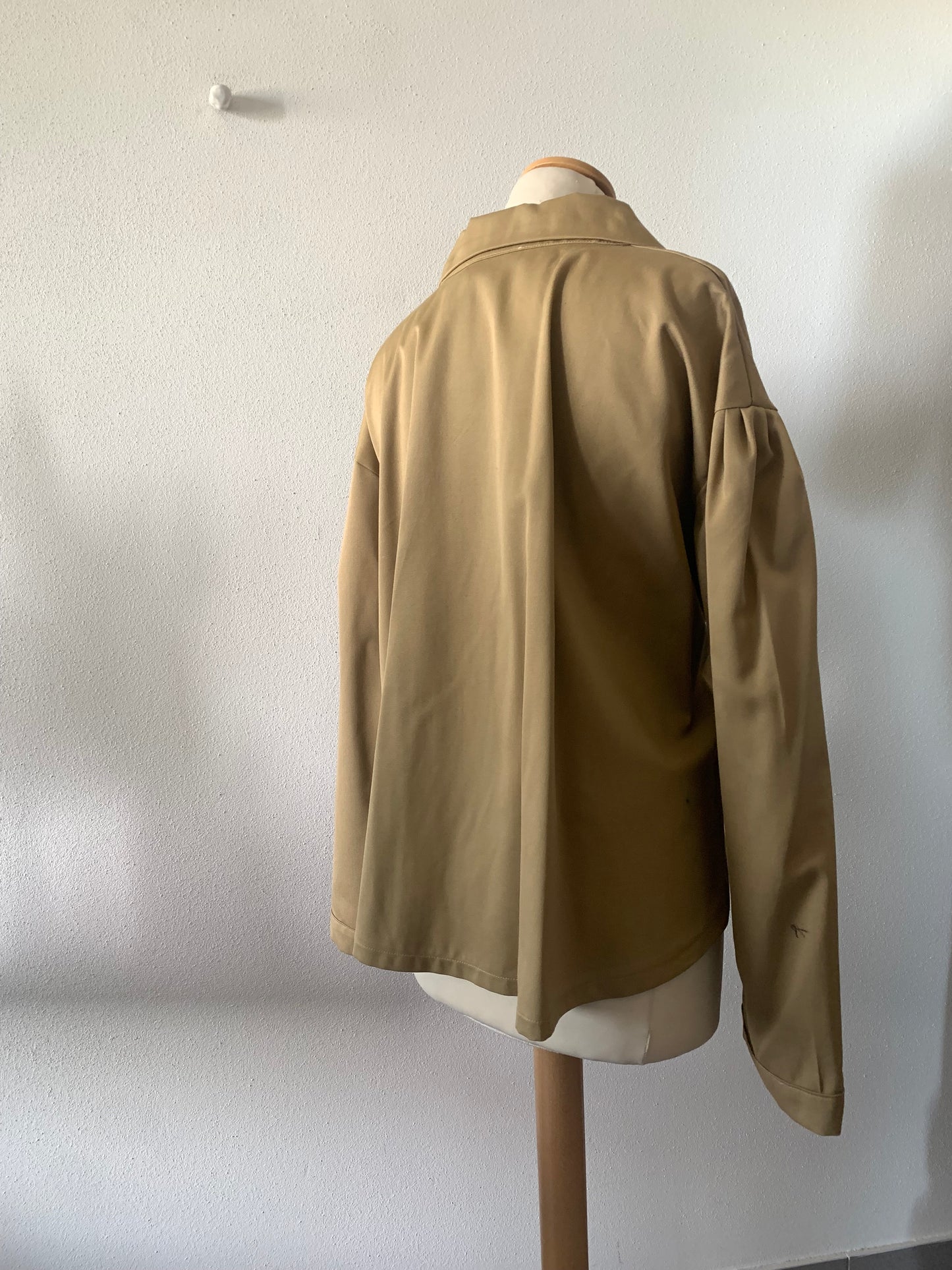 Dettagli sartoriali sulle maniche della giacca handmade Odabella