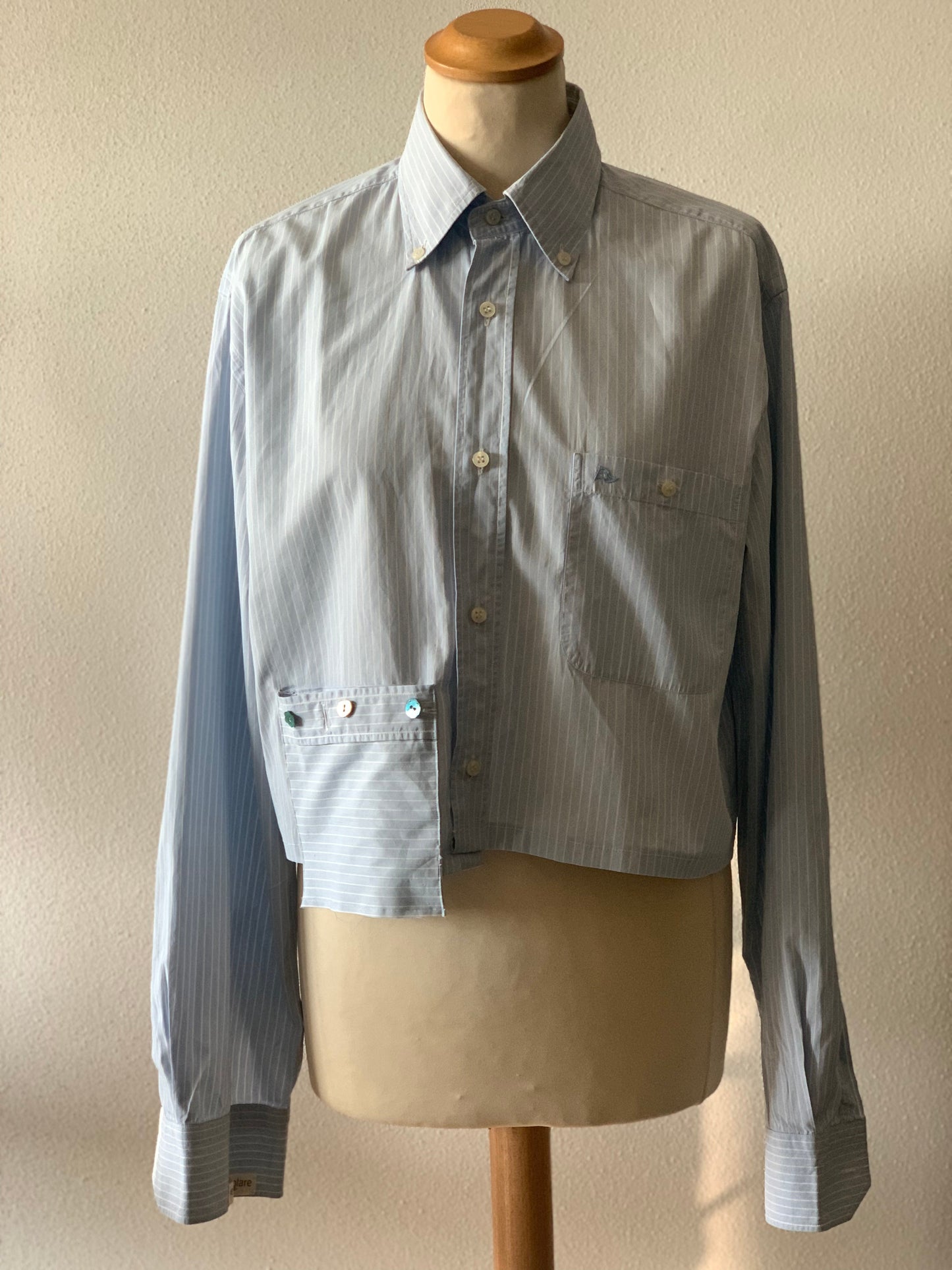 Camicia sostenibile donna cropped dal taglio essenziale e vestibilità comoda elegante