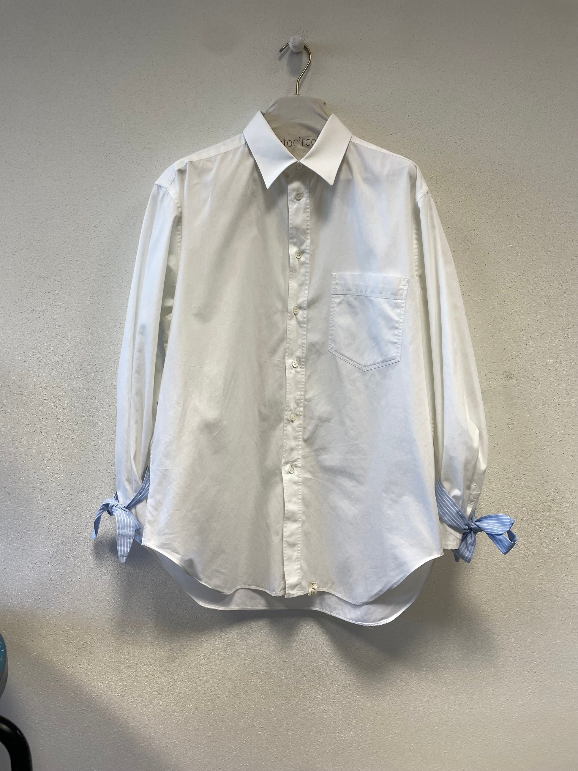 Camicia artigianale reworked con laccio frontale e silhouette fluida in tessuto recuperato