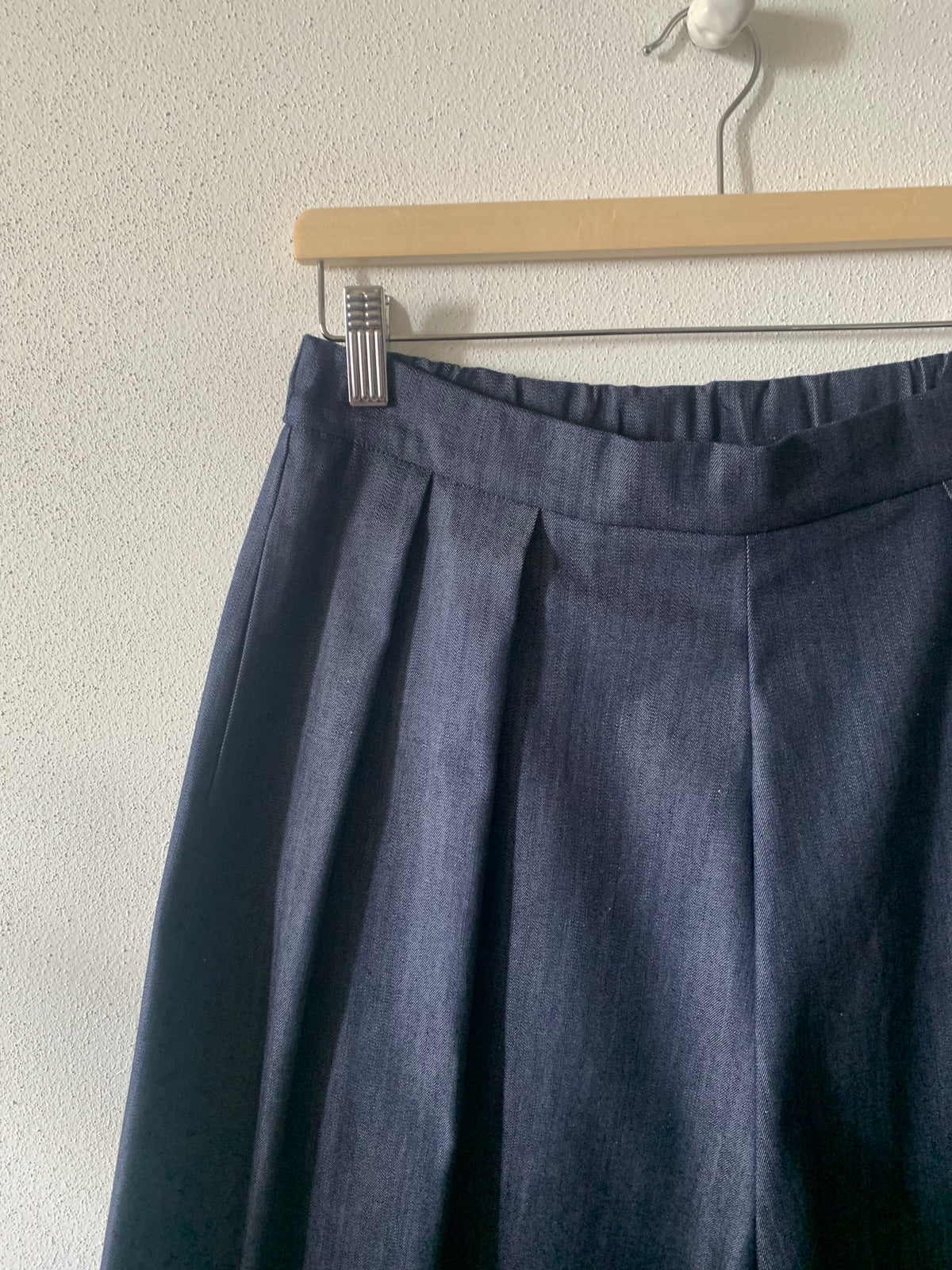 Elsa – gonna pantalone sartoriale in denim deadstock