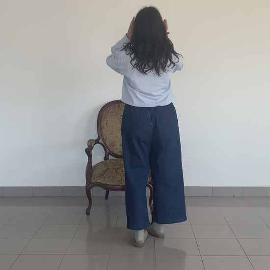 Outfit con camicia cropped reworked e pantaloni morbidi eleganti donna