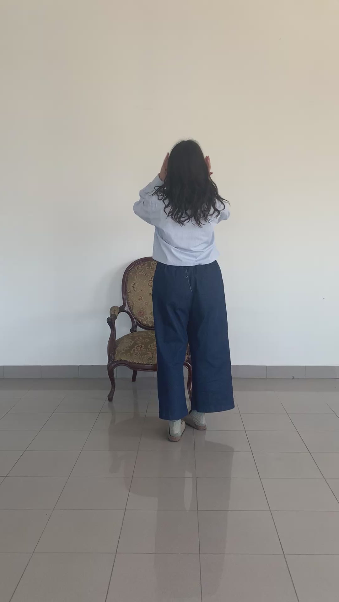 Outfit con camicia cropped reworked e pantaloni morbidi eleganti donna