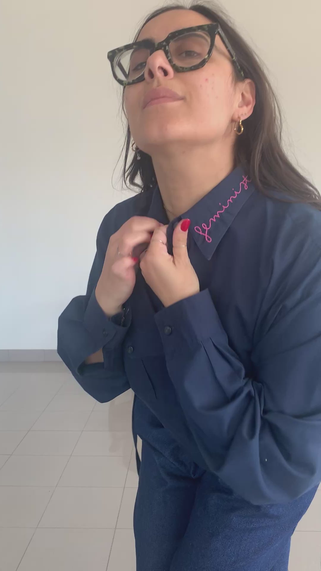 Outfit con camicia reworked donna e pantaloni morbidi eleganti Vestocircolare