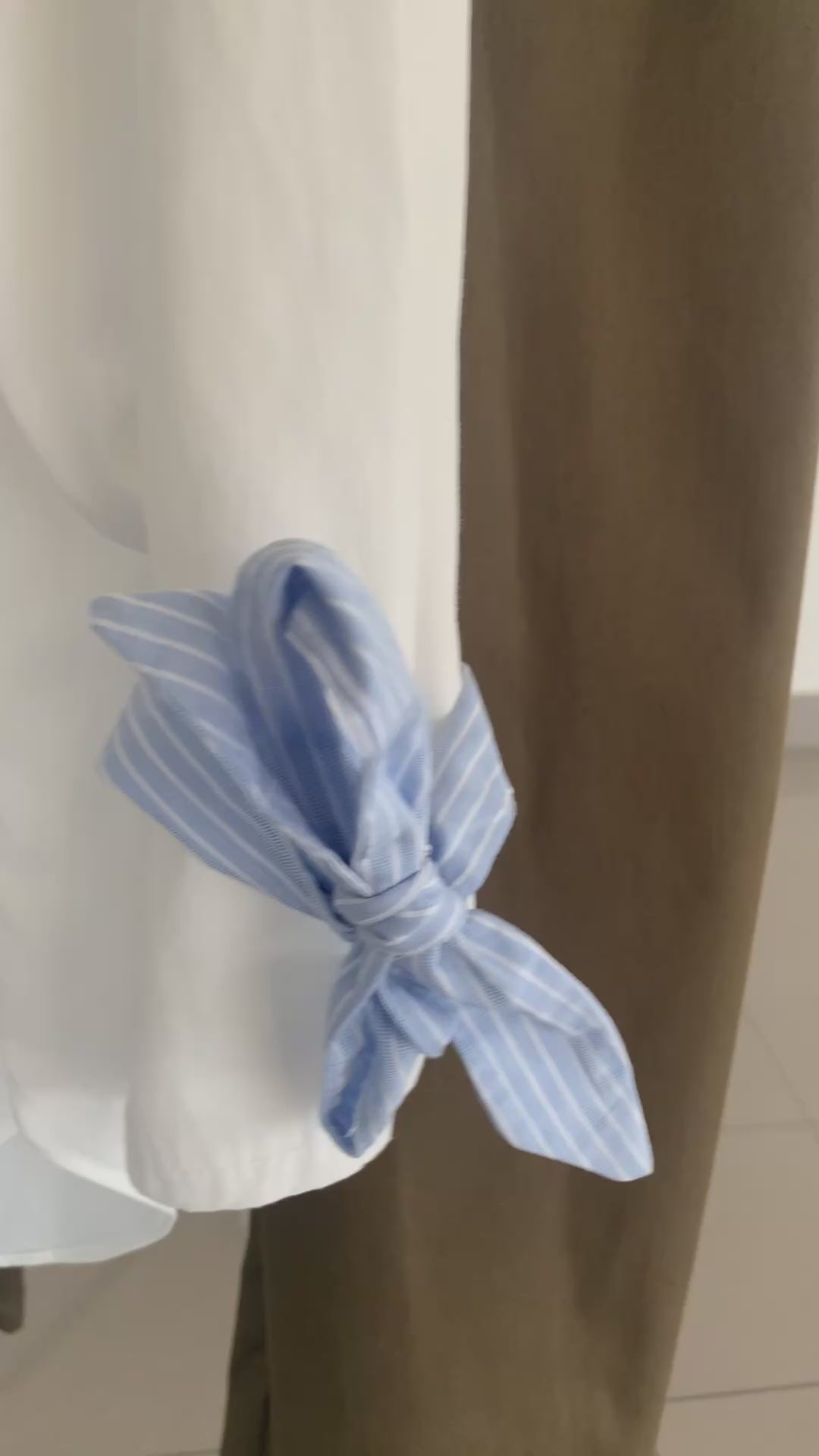 Dettaglio laccio regolabile su camicia handmade donna Vestocircolare