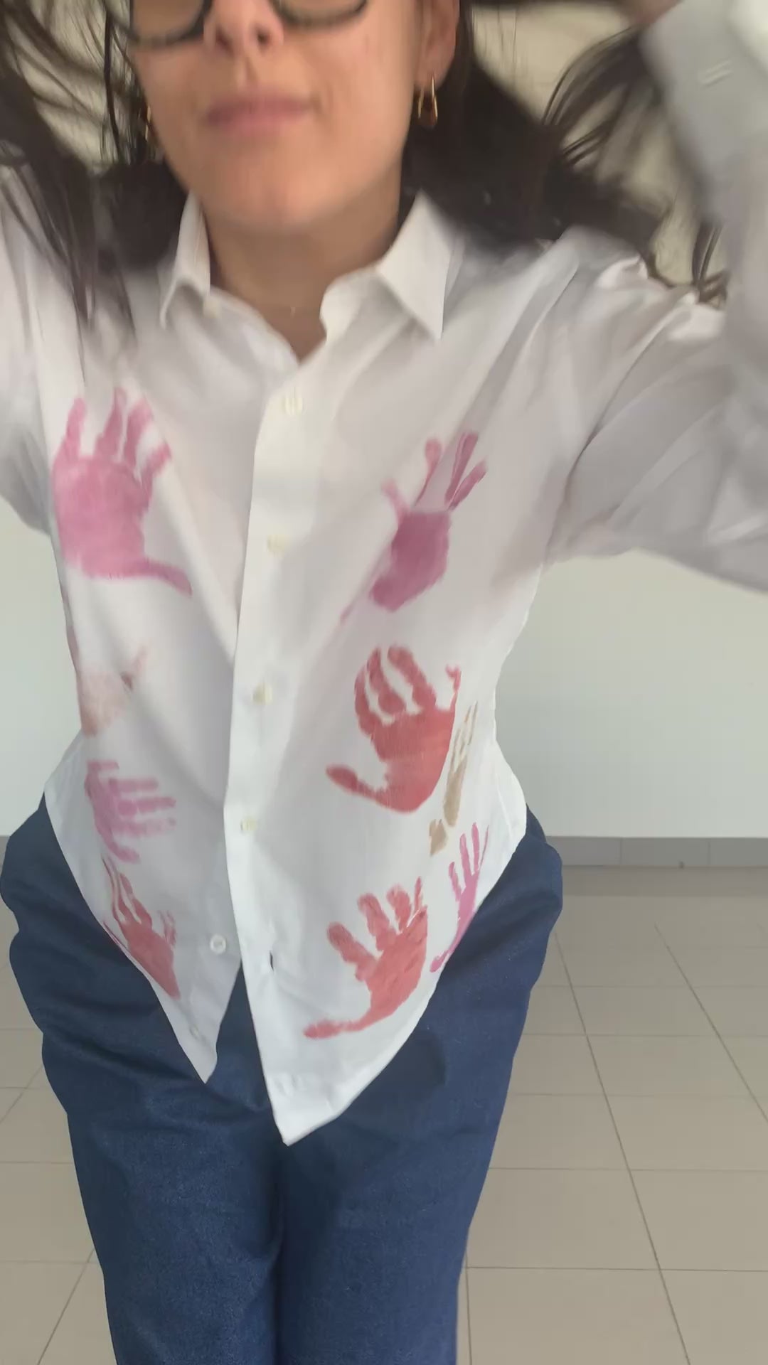 Outfit con camicia reworked donna e pantaloni morbidi eleganti Vestocircolare