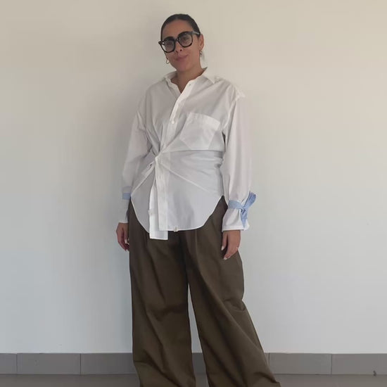 Outfit con camicia reworked morbida e pantaloni eleganti comodi donna
