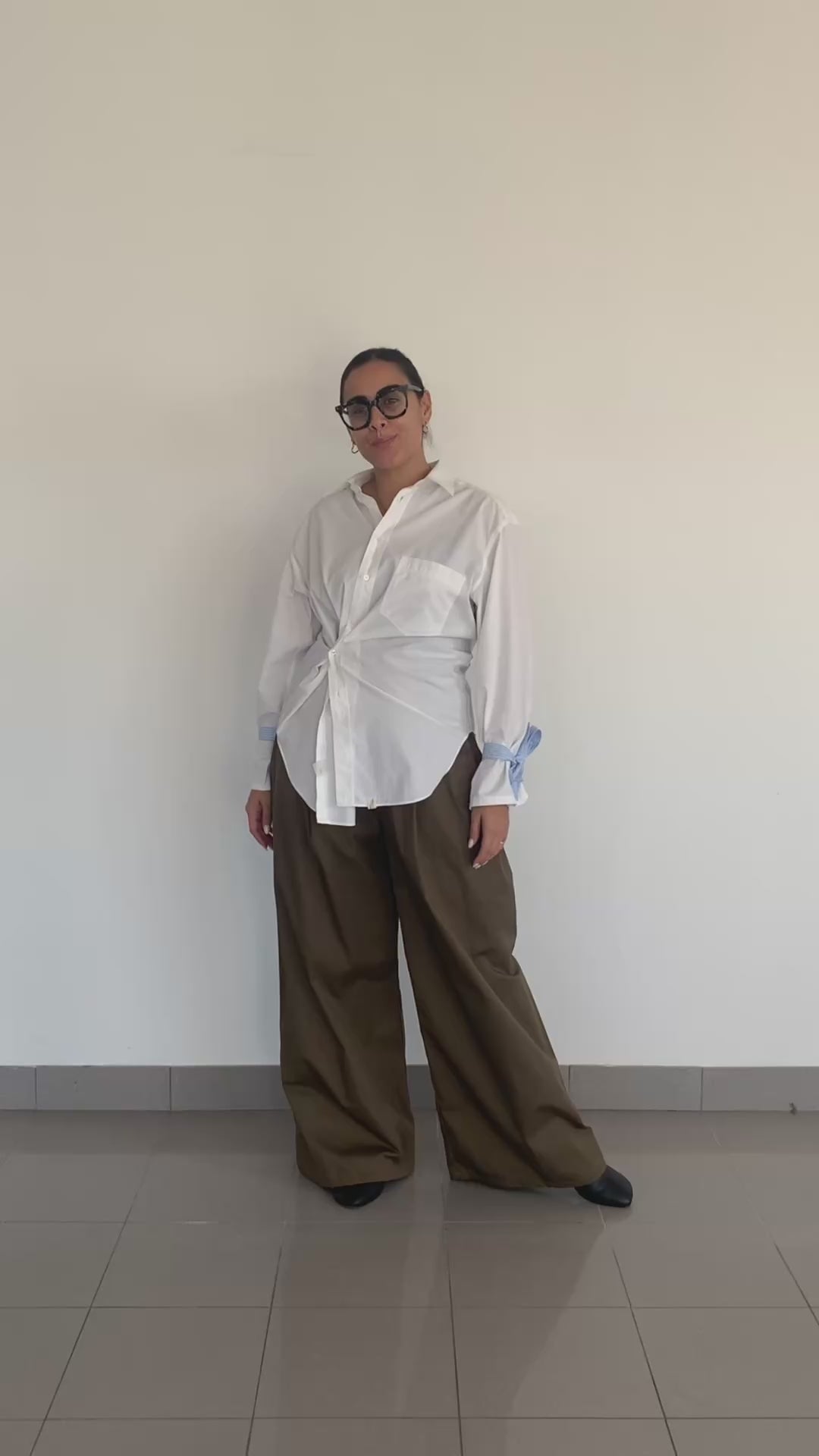Outfit con camicia reworked morbida e pantaloni eleganti comodi donna