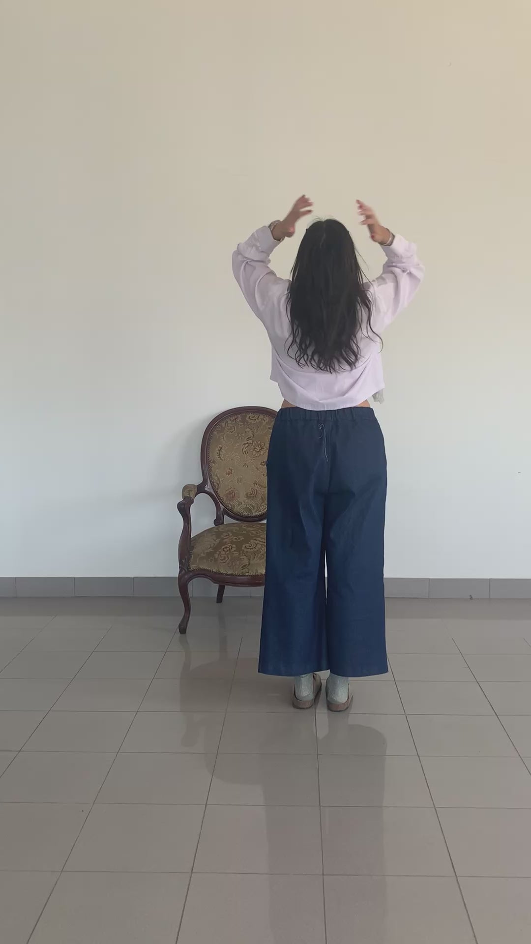 Outfit con camicia reworked donna e pantaloni eleganti comodi Vestocircolare